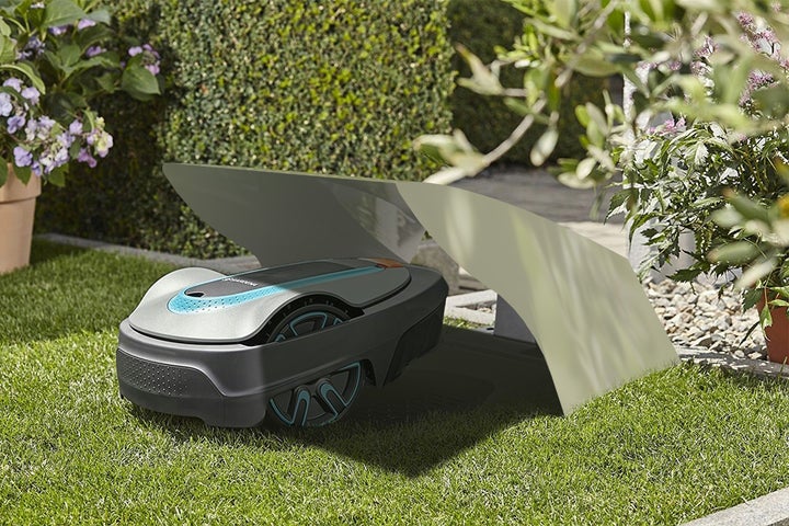 Gardena Mähroboter in einer Rasenfläche mit Überdachung