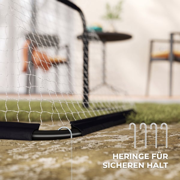 Fußballtor mit U-förmigen Bodenheringen aus Metall zur sicheren Befestigung im Boden.