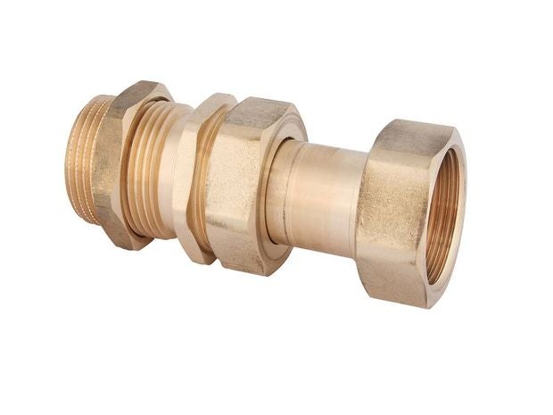 Messing-Verschraubung mit Außengewinde, Innengewinde und mehreren Sechskantmuttern.