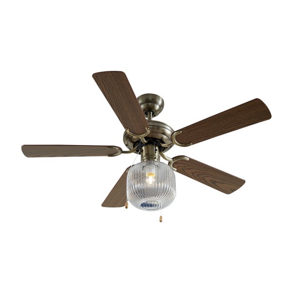 Deckenventilator mit fünf braunen Holzflügeln, Messinggehäuse, geriffeltem Glasleuchtelement und zwei Zugschaltern.