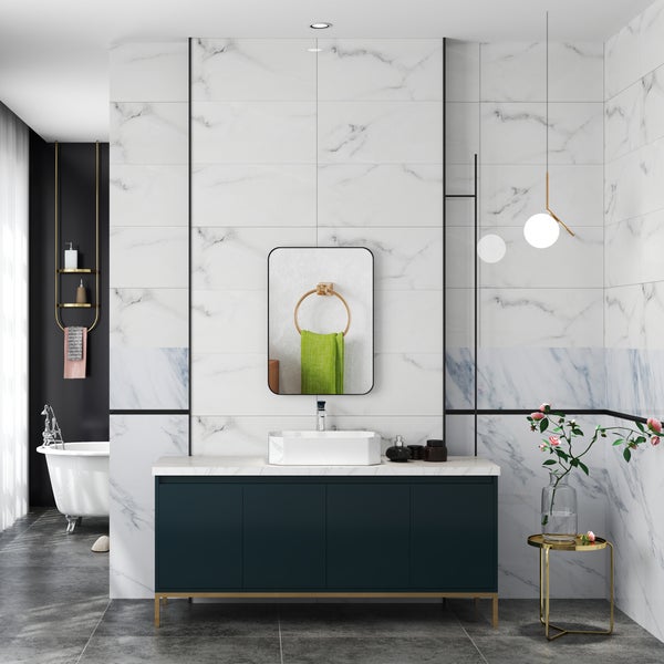 Wohnzimmer mit rosa Sofa, Kissen, Teppich und gelber Ottomane mit Stauraum