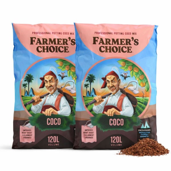 Zwei Säcke Farmer's Choice professioneller Kokos-Substrat-Mix, 120 Liter Volumen, mit einer Probe des Substrats davor.