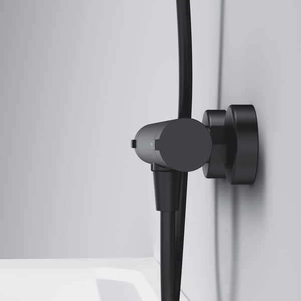 Wandmontierte Duscharmatur mit Thermostat in Mattschwarz, modernes zylindrisches Design mit Brauseschlauchanschluss.