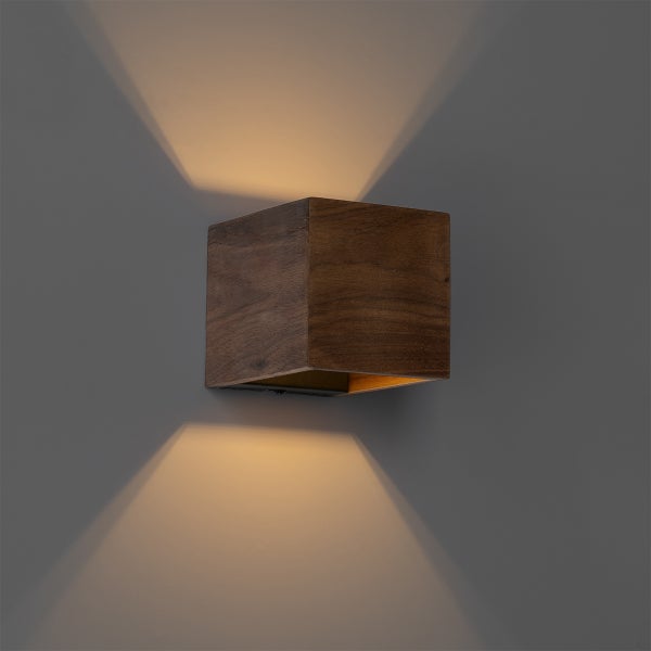 Moderne Wandleuchte in kubischer Form aus Holz mit indirektem Lichtkegel nach oben und unten.