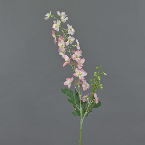 Künstlicher Rittersporn Zweig mit vielen rosa Blüten und grünen Blättern am Stiel.