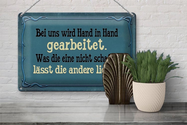 Blechschild Spruch 30x20cm bei uns Hand in Hand gearbeitet blau