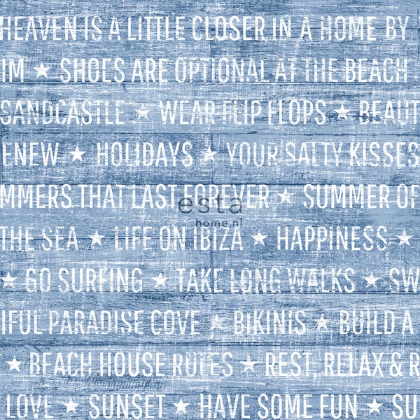 Tapete mit Holzoptik und sommerlichen Schriftzügen