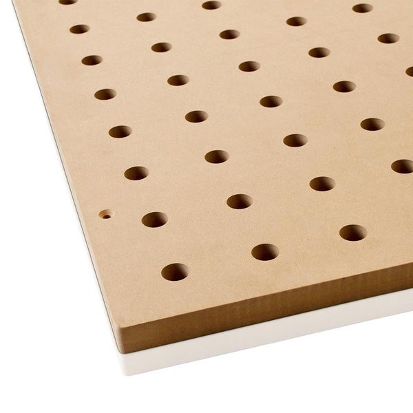 Lochplatte aus Holz mit weißen Kanten