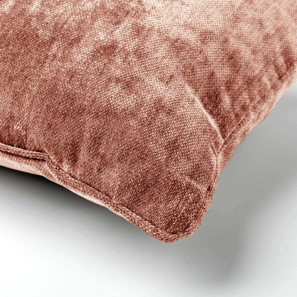 Detailansicht eines weichen Zierkissens in Altrosa mit Samt-Oberfläche und Nahtkante.