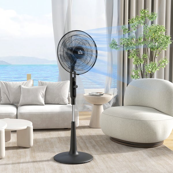 Schwarzer Standventilator mit Digitalanzeige in einem modernen, hellen Wohnzimmer mit Meerblick.