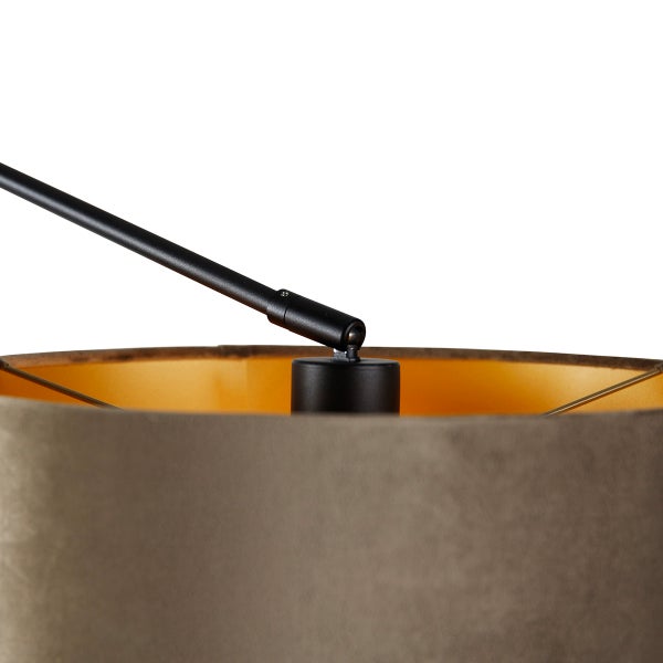 Detailansicht einer Stehlampe mit Stoffschirm und verstellbarem Arm