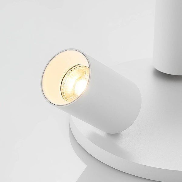 Nahaufnahme eines weißen Strahlers mit eingeschaltetem Licht