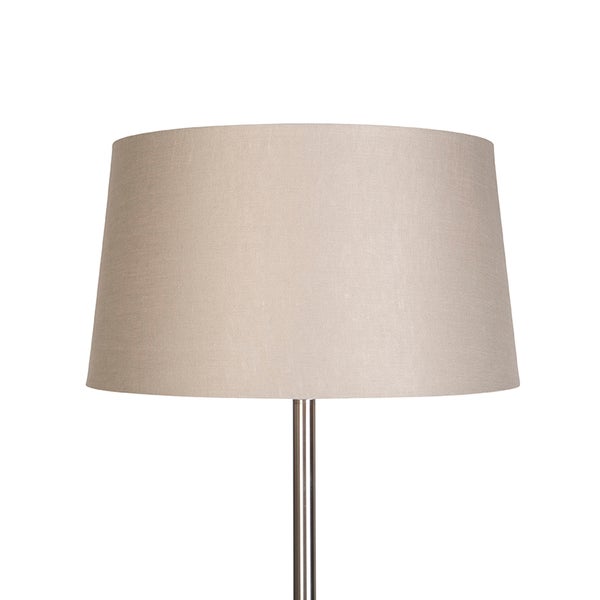Konischer, beiger Lampenschirm aus Stoff auf einem Metallständer.