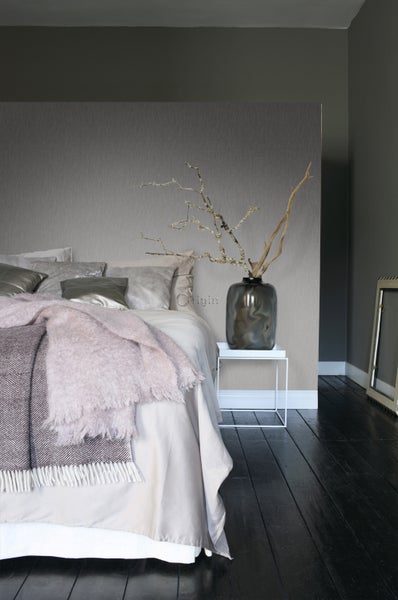 Schlafzimmer mit Bett, Nachttisch und Dekoration