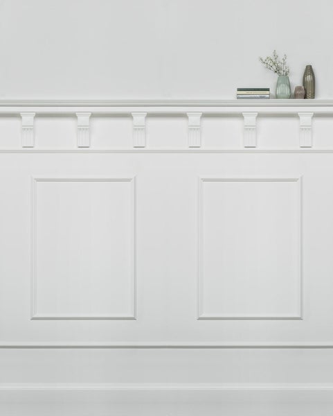 Wandpaneel mit Bücherregal, Vasen und Büchern als Dekoration