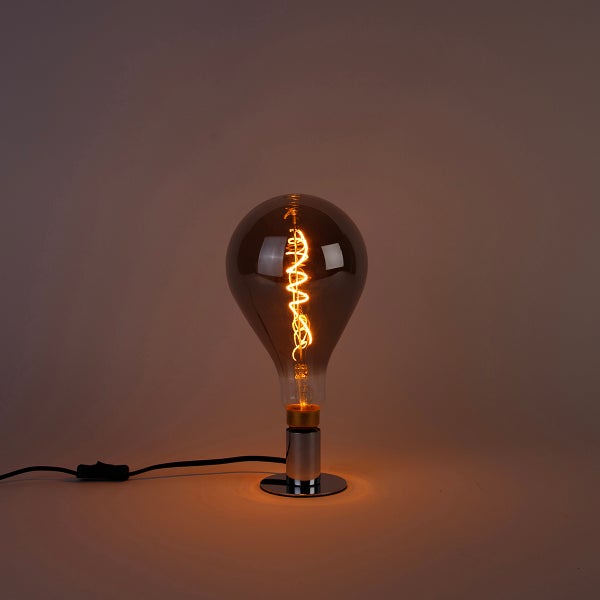 Dekorative LED-Filament-Glühbirne in Tropfenform mit rauchfarbenem Glas und spiralförmigem Leuchtdraht auf einem Chrom-Lampenfuss.