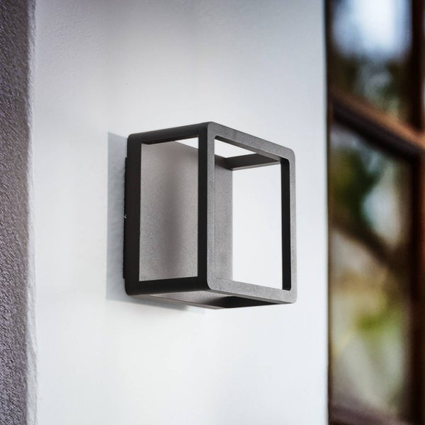 Schwarze, moderne Außenwandleuchte in quadratischer Form mit offenem Gehäuse.