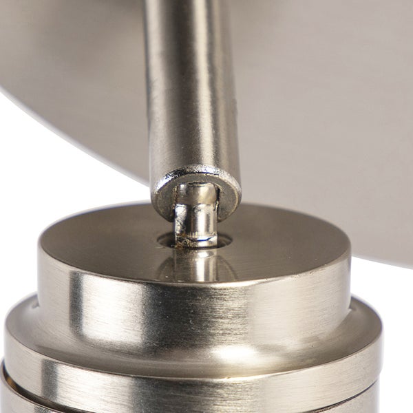 Detailansicht einer Leuchte mit Metallelementen