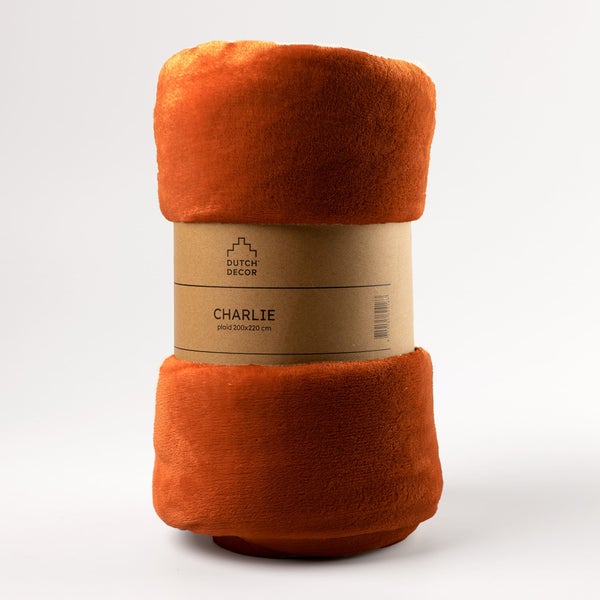 Gerollte orangefarbene Kuscheldecke Charlie von Dutch Decor, 200 x 220 cm