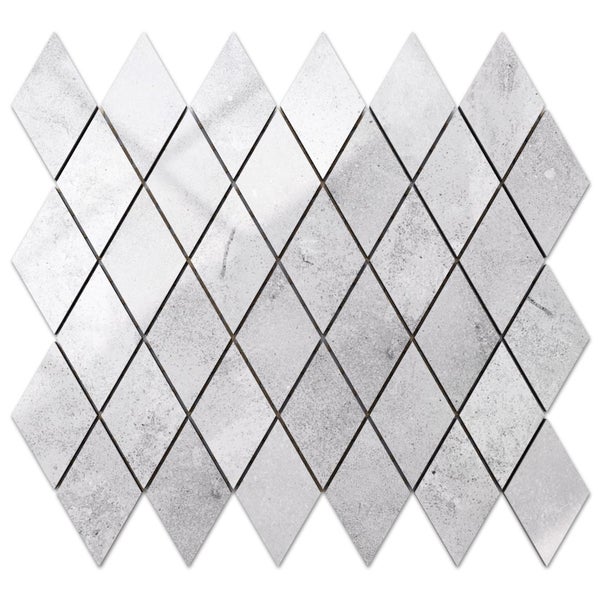 Hellgraue Mosaikfliese in Rautenform mit Steinoptik für Wand und Boden.