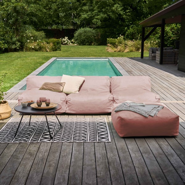 Heller moderner rosa Outdoor-Sitzsack auf einer Holzterrasse am Pool.