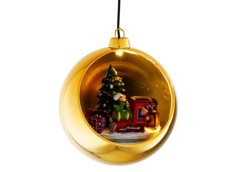 Beleuchtete Weihnachtsbaumkugel aus Kunststoff mit Miniatur Szene aus Weihnachtsbaum und Eisenbahn