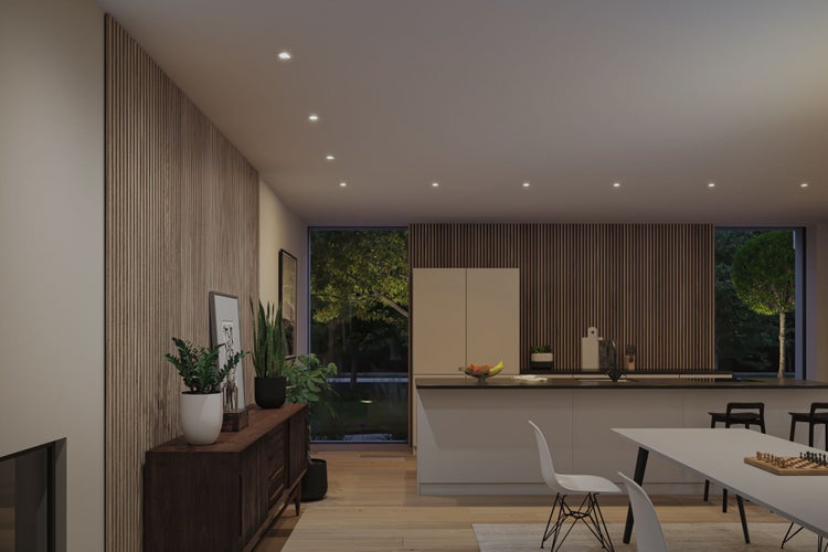 Moderne, helle offene Küche mit Essbereich, Akzentwand aus vertikalen Holzlamellen, Deckeneinbaustrahlern und großem Fenster zum Garten.