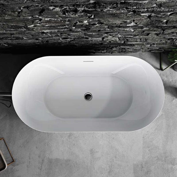 Ovale freistehende Badewanne in Draufsicht mit integriertem Ablauf und Überlauf vor einer strukturierten Wand.