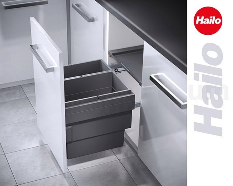 Ausziehbares Abfalltrennsystem von Hailo in einem weißen Küchenunterschrank mit zwei grauen Mülleimern. Hailo Logo.