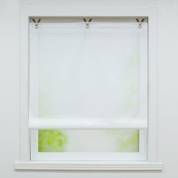 Fenster mit halb heruntergelassenem, transparentem Rollo