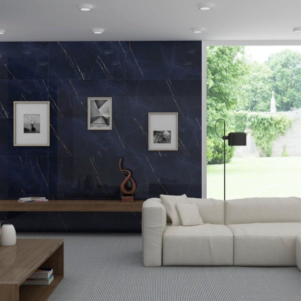 Wohnzimmer mit Wandfliesen in Marmoroptik, Sofa und Dekoration