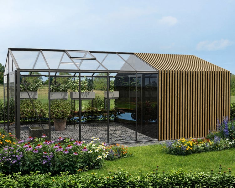 Modernes Gewächshaus mit Glasfront und Holzlamellen, Glasdach mit Dachfenster, Steinboden und Pflanzen in einem Garten mit Blumenbeeten.