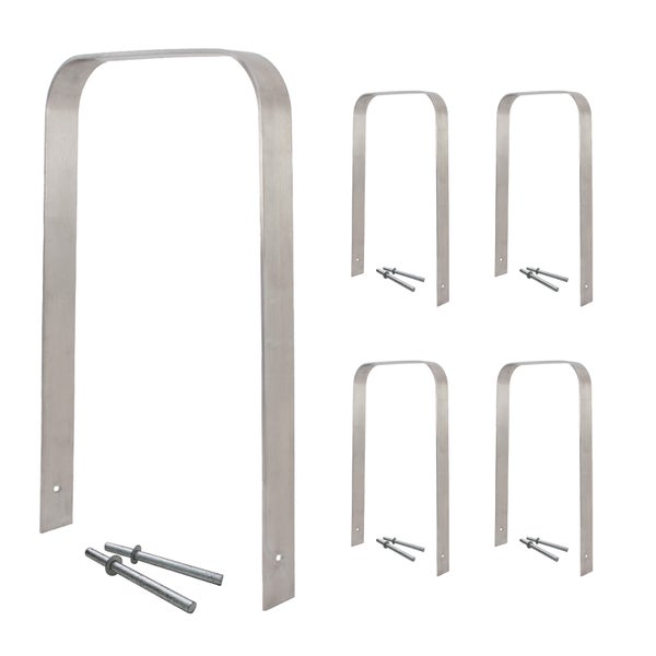 Mehrere Metallbügel mit Befestigungsmaterial