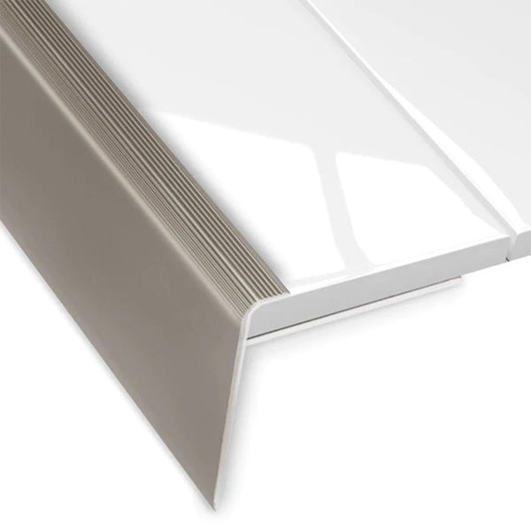 Treppenkantenprofil aus Metall mit geriffelter Oberfläche für Rutschhemmung an einer Treppenstufe.