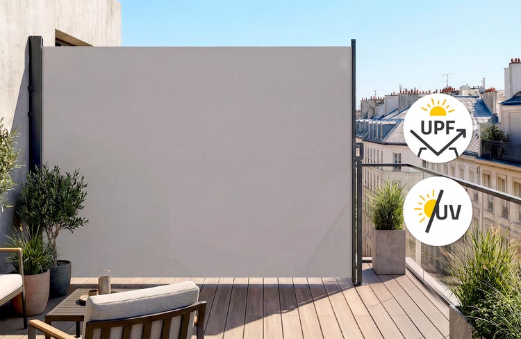 Ausgezogene graue Seitenmarkise auf einem Balkon mit Holzterrasse und Stadtblick. Symbole für Ultraviolett-Schutzfaktor und UV-Schutz.