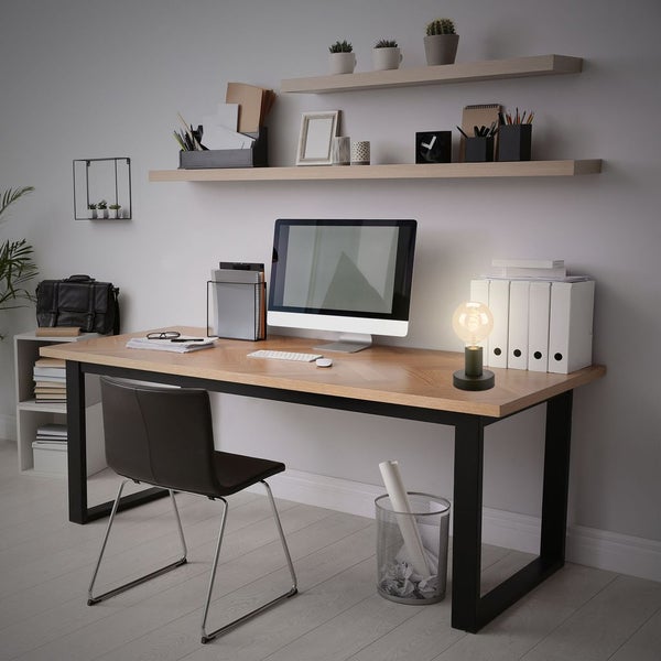 Arbeitszimmer mit Schreibtisch, Stuhl, Regalen und Schreibtischlampe