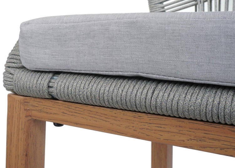 Detailaufnahme von einem Stuhl mit Kissen und Holzrahmen