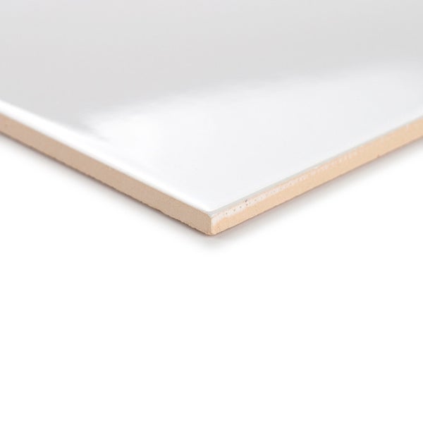 Moderne Küchenzeile mit hellen Holzfronten, weißem Fliesenspiegel und integrierter Spüle in einem hellen, freundlichen Wohnraum.