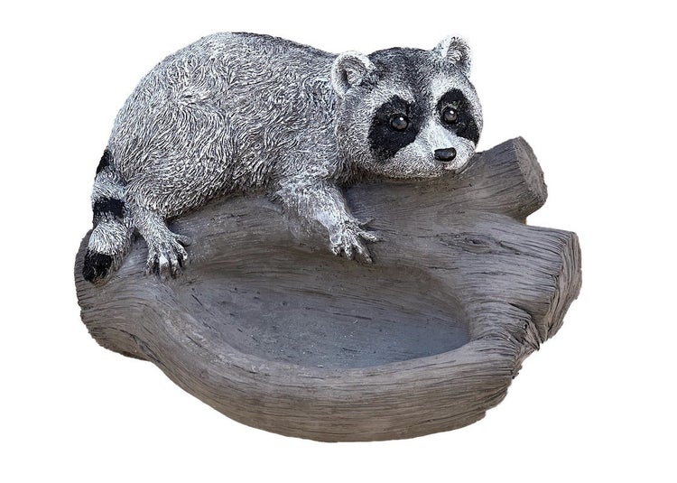 Vogeltränke und Futterschale für den Garten aus Kunststein mit Waschbären-Figur auf einem Baumstamm.