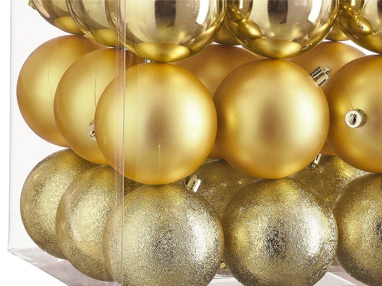 Set mit glänzenden und matten Weihnachtskugeln in einer transparenten Verpackung