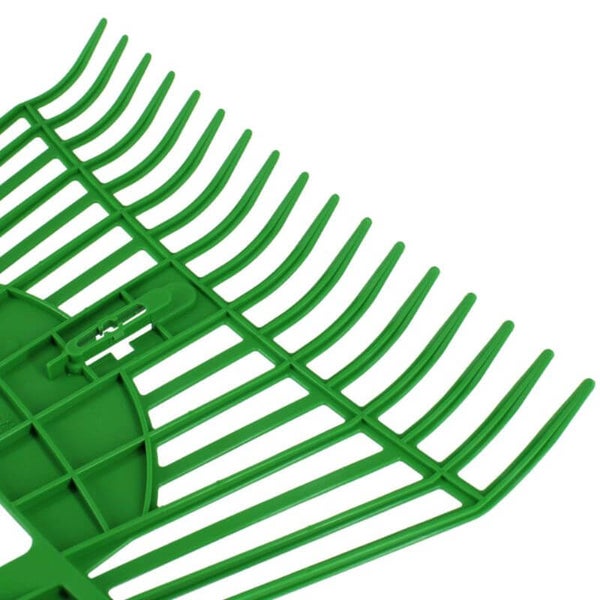 Nahaufnahme eines grünen Laubbesens aus Kunststoff.