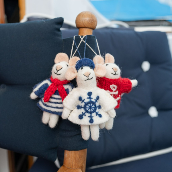 Dekorative Mäusefiguren mit Wintermotiven als Weihnachtsbaumschmuck