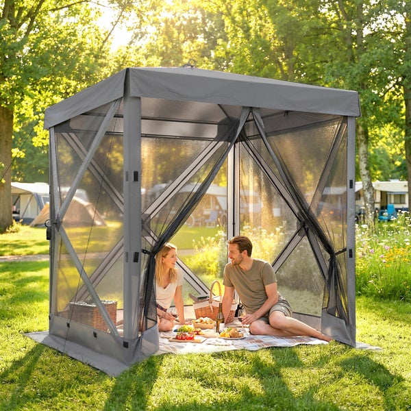 Grauer Pop-Up Pavillon mit Moskitonetz-Seitenwänden für ein Picknick im sonnigen Garten mit zwei Personen.