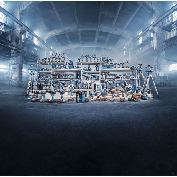 Eine Vielzahl von Bosch Elektrowerkzeugen in einem Lagerhaus präsentiert