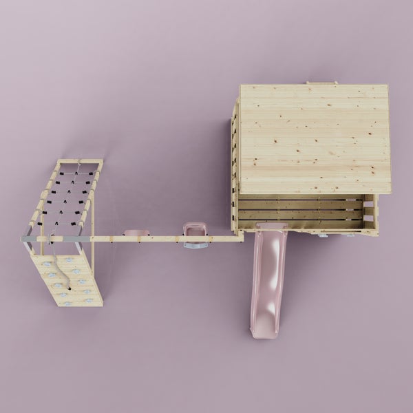 Spielanlage aus Holz mit Spielhaus, Rutsche, zwei Schaukeln, einer Kletterwand mit Griffen und einem Kletterseil.