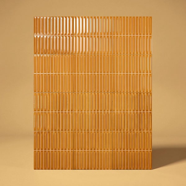 Wandfliesen mit vertikalem Rillenprofil in glänzendem Finish angeordnet als quadratisches Fliesenmuster.