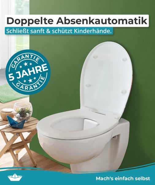 Wand-WC mit WC-Sitz mit Absenkautomatik und fuenf Jahre Garantie in einem Badezimmer.