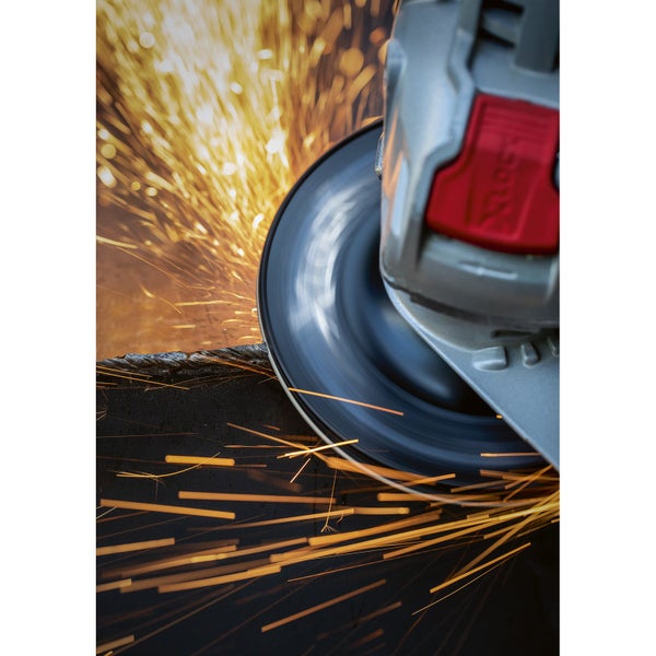 Gartenszene mit rotem Ahornbaum, Teich und Dekorationselementen