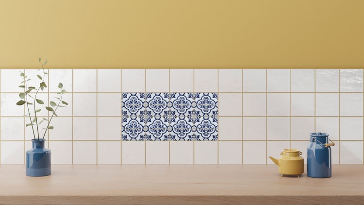 Dekorative Küchenszene mit Fliesen, Krug und Milchkanne