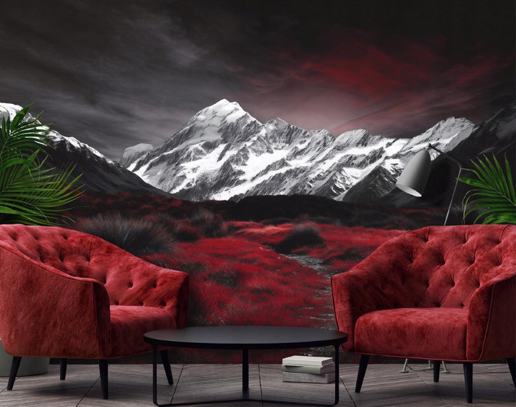 Wohnzimmer mit zwei Sesseln und Bergpanorama-Tapete